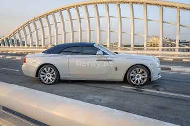 Weiß Rolls Royce Dawn, Exclusive 3-color interior zur Miete in Abu-Dhabi 0