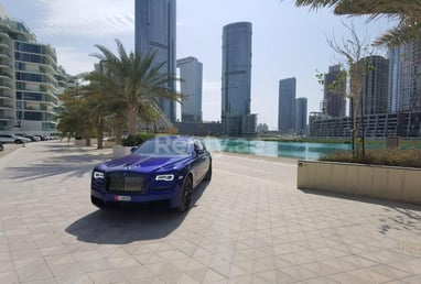 在Dubai租赁蓝色 Rolls Royce Ghost Black Badge 0