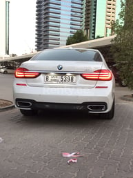 Reines Weiß BMW 7 Series zur Miete in Abu-Dhabi 0