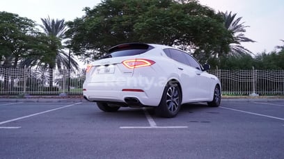 Blanc Brillant Maserati Levante en location à Sharjah 1