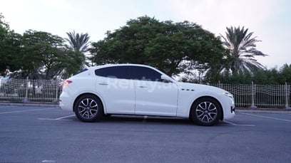 Reines Weiß Maserati Levante zur Miete in Abu-Dhabi 2