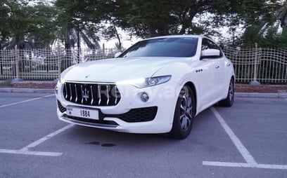 Reines Weiß Maserati Levante zur Miete in Abu-Dhabi