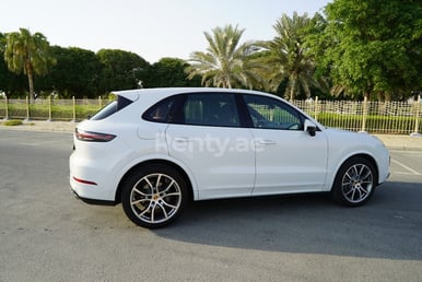 Reines Weiß Porsche Cayenne zur Miete in Sharjah 2