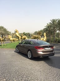 Braun BMW 640 GT zur Miete in Abu-Dhabi 2