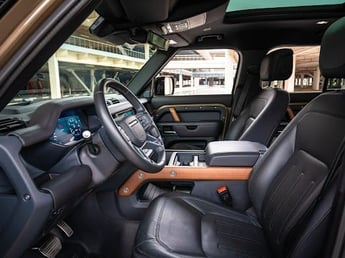 بنى Range Rover Defender V6 X للإيجار في Dubai 5