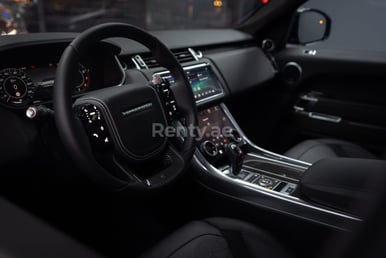 Braun Range Rover Sport SVR zur Miete in Sharjah 3