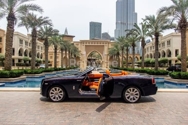 Bleu Foncé Blue Rolls Royce Dawn Cabrio en location à Abu-Dhabi 0