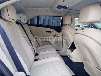 أزرق غامق Bentley Flying Spur للإيجار في Abu-Dhabi 4