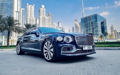 أزرق غامق Bentley Flying Spur للإيجار في Abu-Dhabi