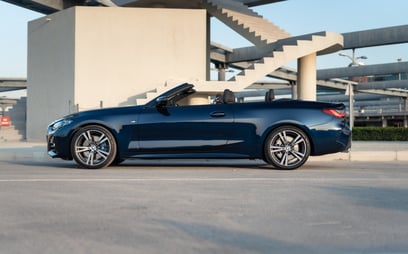 Azul Oscuro BMW 430i cabrio en alquiler en Dubai 1