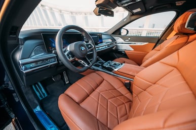 أزرق غامق BMW 740Li للإيجار في Dubai 5