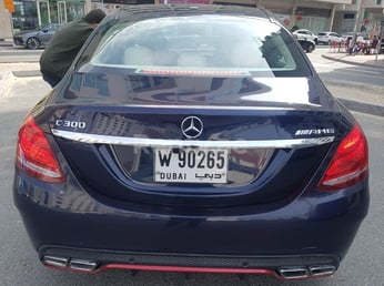 أزرق غامق Mercedes C Class C300 للإيجار في Abu-Dhabi 2