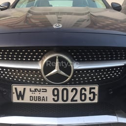 Темно-синий Mercedes C Class C300 в аренду в Dubai 3