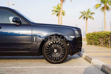 Bleu Foncé Rolls Royce Cullinan Mansory en location à Dubai 4