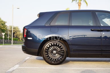 Azul Oscuro Rolls Royce Cullinan Mansory en alquiler en Abu-Dhabi 5