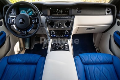 Bleu Foncé Rolls Royce Cullinan Mansory en location à Dubai 8