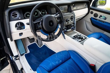 أزرق غامق Rolls Royce Cullinan Mansory للإيجار في Sharjah 10