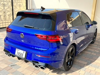 Dunkelblau Volkswagen Golf R zur Miete in Abu-Dhabi 2