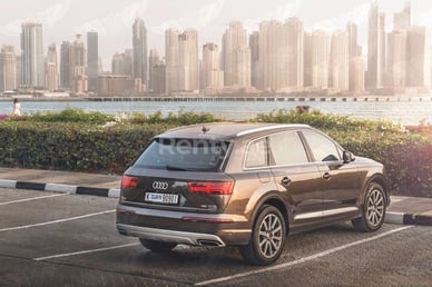 بني غامق Audi Q7 v8 Limited Edition للإيجار في Sharjah 2