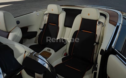 بني غامق Rolls Royce Dawn للإيجار في Sharjah 4