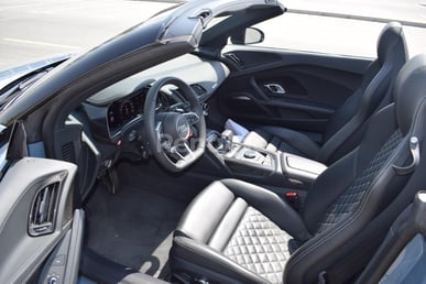 رمادي غامق Audi R8 Spyder للإيجار في Dubai 2