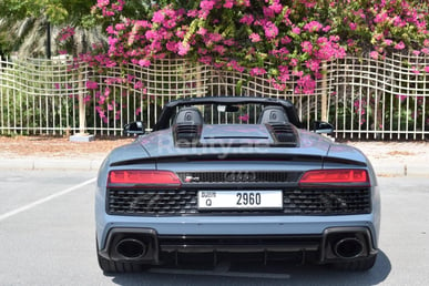 Gris Foncé Audi R8 Spyder en location à Dubai 3