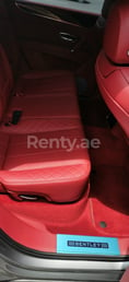 在Dubai租赁银灰色 Bentley Bentayga 4