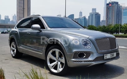 在Dubai租赁银灰色 Bentley Bentayga