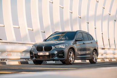 رمادي غامق BMW X1 للإيجار في Dubai 2