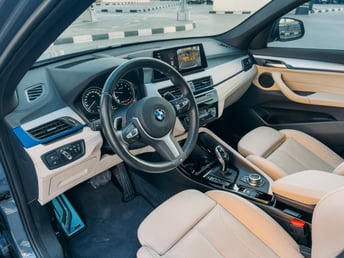 Grigio Scuro BMW X1 in affitto a Dubai 3