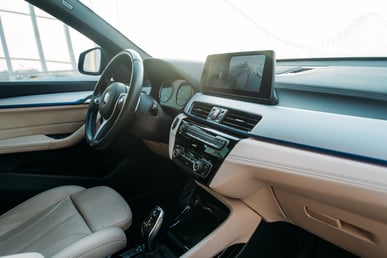 Grigio Scuro BMW X1 in affitto a Abu-Dhabi 5