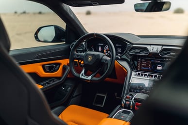 Dunkelgrau Lamborghini Urus zur Miete in Dubai 2