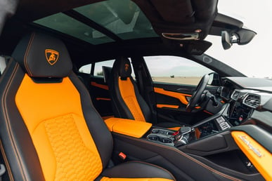 Gris Oscuro Lamborghini Urus en alquiler en Dubai 3