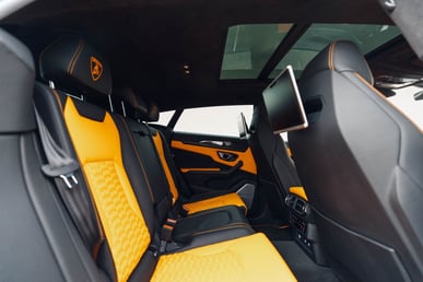 Dunkelgrau Lamborghini Urus zur Miete in Dubai 5