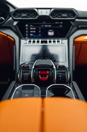Gris Foncé Lamborghini Urus en location à Dubai 6