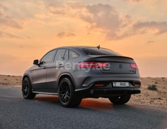 رمادي غامق Mercedes GLC-S للإيجار في Dubai 2