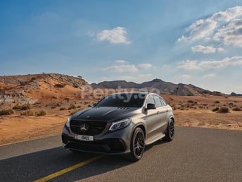 Grigio Scuro Mercedes GLC-S in affitto a Abu-Dhabi 3