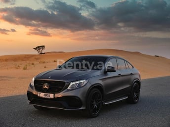 رمادي غامق Mercedes GLC-S للإيجار في Dubai 4