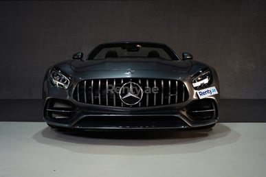 在Abu-Dhabi租赁深灰色 Mercedes GTC cabrio 2