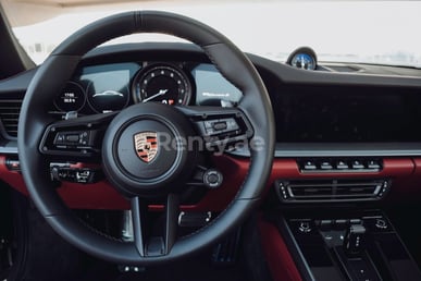 فضة Porsche 911 Carrera 2s للإيجار في Dubai 2