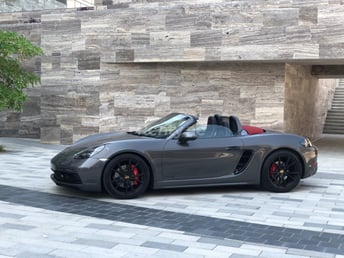 Gris Oscuro Porsche Boxster GTS en alquiler en Dubai 1