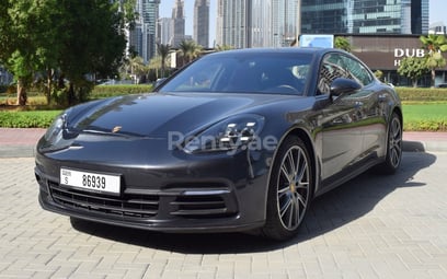 Темно-серый Porsche Panamera 4 в аренду в Dubai