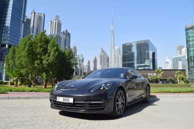 Grigio Scuro Porsche Panamera 4 in affitto a Abu-Dhabi 0