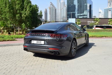 Grigio Scuro Porsche Panamera 4 in affitto a Dubai 3