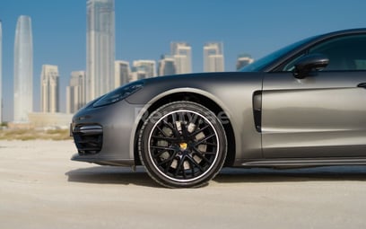 Темно-серый Porsche Panamera 4S Turismo Sport в аренду в Abu-Dhabi 3