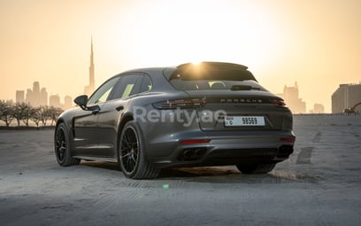 Dunkelgrau Porsche Panamera 4S Turismo Sport zur Miete in Dubai 4