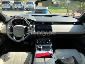 Dunkelgrau Range Rover Velar zur Miete in Dubai 3