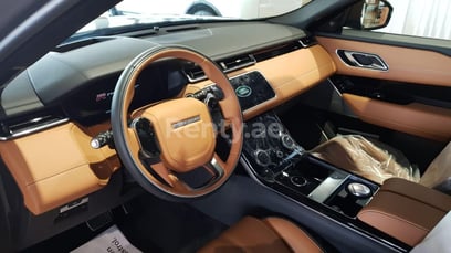 Темно-серый Range Rover Velar R Dynamic 380HP в аренду в Abu-Dhabi 1