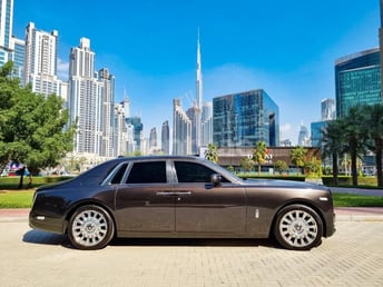 Темно-серый Rolls-Royce Phantom в аренду в Abu-Dhabi 2