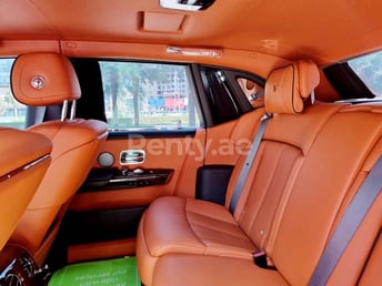 رمادي غامق Rolls-Royce Phantom للإيجار في Dubai 5